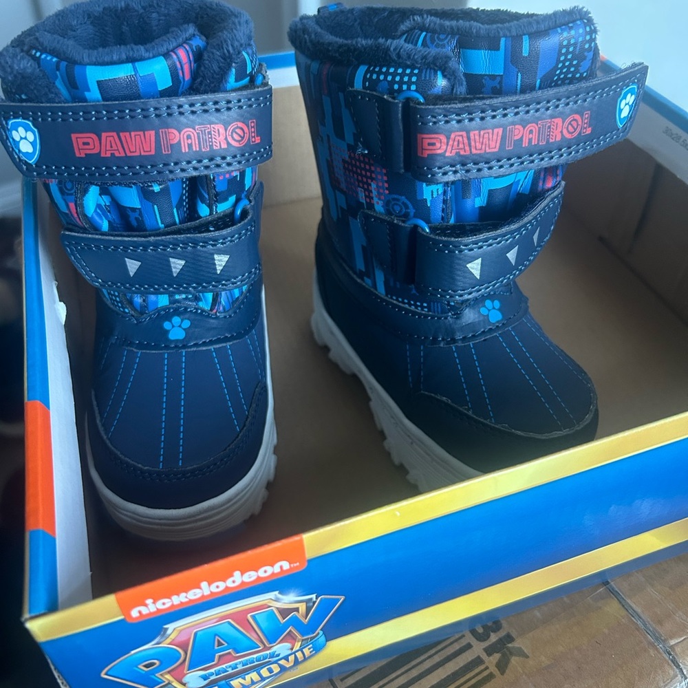 PAW PATROL PAW PATROL!!! Gentle used toddler boys snow boot. Size 6c